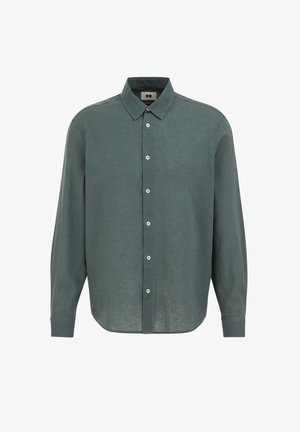 Férfi hosszú ujjú, gombos ing tompa zöld színben, klasszikus gallérral és fehér gombokkal, egyszerű fehér háttéren kiállítva.