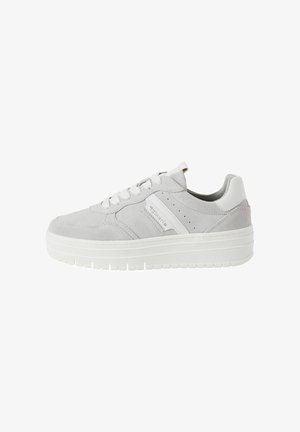 Szare zamszowe sneakersy z białymi akcentami, okrągłym noskiem, płaskimi sznurowadłami i grubą białą podeszwą z teksturalnymi wzorami.