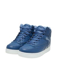 Baskets montantes bleues en cuir synthétique lisse avec des accents perforés, semelles en caoutchouc blanches et lacets bleus assortis.