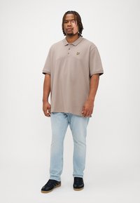 Lyle & Scott PLAIN - Poloskjorter - heritage taupe