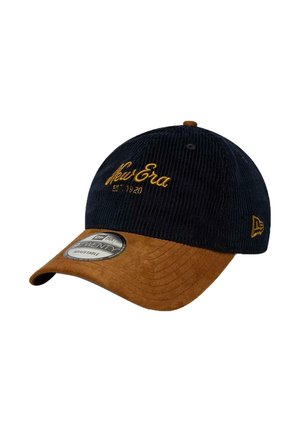 Gorra negra de pana con visera curva de ante marrón, bordado amarillo "New Era" y pegatina ajustable 9TWENTY en la visera.