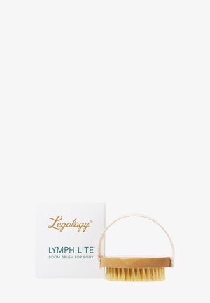 Brosse ronde pour le corps avec des poils naturels et une poignée en corde à côté d'une boîte blanche étiquetée Legology Lymph-Lite Boom Brush for Body.