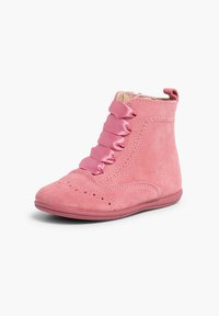 Bottines en suède roses avec des lacets en ruban satin, des détails perforés et une semelle en caoutchouc flexible pour un confort et une aisance de mouvement.