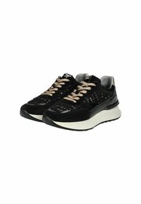 Zwarte sport sneakers met een gestructureerde bovenkant, suède en lakleren materialen, goudkleurige veters en een witte tussenzool.