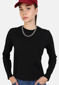 - Bluzka z długim rękawem