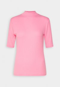 T-shirt rose côtelé avec un col montant haut, des manches courtes et une silhouette ajustée. Texture lisse et couleur unie sans motifs.