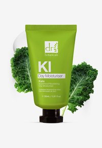 Zielona plastikowa tuba z czarną nakrętką, oznaczona napisem "KI Day Moisturiser", z grafiką jarmużu. Pojemność 30 ml, gładka tekstura, nowoczesny design.