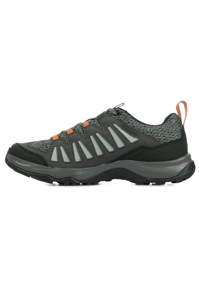 Zapatilla deportiva en negro y gris con una parte superior de malla texturizada, detalles en naranja y una suela resistente para mayor tracción. Diseño innovador con características de soporte.