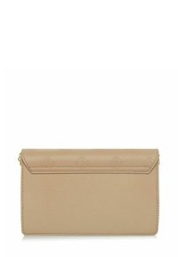 Beżowa torebka kopertówka z teksturowanej skóry z wypukłym wzorem logo na klapie oraz widocznym przeszyciem na brzegach.