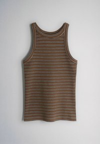 Camiseta sin mangas marrón con rayas finas horizontales blancas y negras, mostrada plana sobre un fondo gris claro.