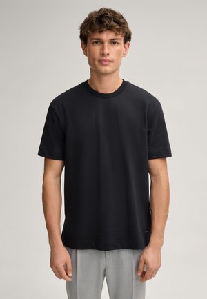 Schwarzes, kurzärmeliges T-Shirt mit Rundhalsausschnitt aus Baumwolle, mit geradem Schnitt und minimalistischem Design ohne sichtbare Muster oder Akzente.