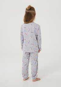 Szary komplet piżamy z długimi rękawami i spodniami, zdobiony wzorem jednorożców i gwiazdek w pastelowych kolorach. Materiał wydaje się miękki i wygodny.