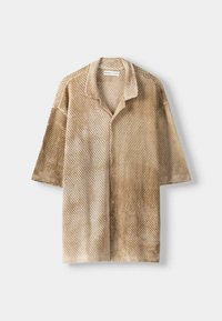 Kortarmig beige perforerend shirt met een knoopsluiting aan de voorkant en een standaardkraag, uitgevoerd in een gestructureerde stof en een ontspannen pasvorm.