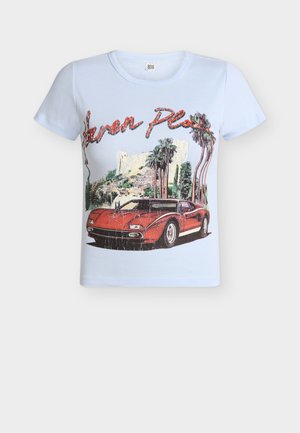 Šviesiai mėlynas marškinėlis su raudono sportinio automobilio, palmžių, išblukusio pilies piešiniu ir raudonu užrašu "Seven Plea" per krūtinę.