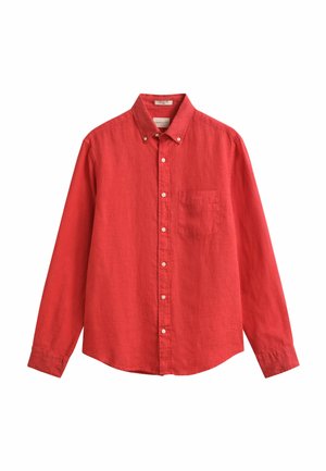 Chemise rouge à manches longues avec boutons, poche poitrine gauche et col boutonné, présentée sur fond blanc.
