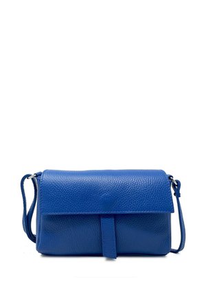 Blå tekstureret læder skuldertaske med klaplukning og justerbar skulderrem mod en hvid baggrund.