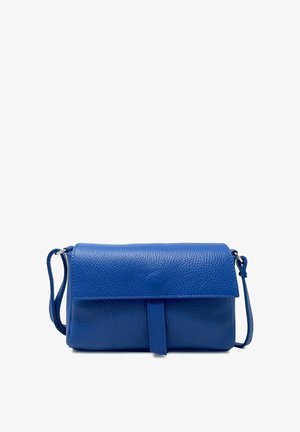 Borsa a tracolla in pelle blu testurizzata con chiusura a patta e tracolla regolabile su sfondo bianco.