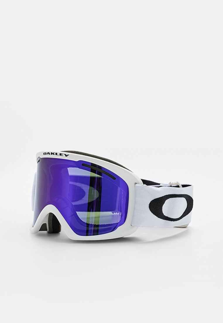 Occhiali da sci bianchi con ampie lenti specchiate blu, accenti neri e verdi a strisce, rivestimento in schiuma morbida e fascia regolabile bianca con logo.