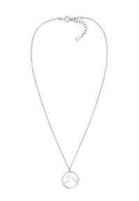 Ett silverhalsband med en cirkulär berlock med en vågmönstring, slät yta och en karbinhake med justerbar längd.