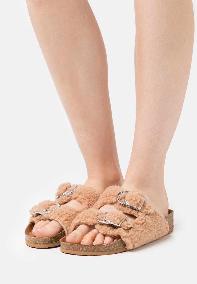 Damen Sneaker | Steve Madden CONNECTED Pantolette flach tan - QJ04809 Damen Sneaker | Steve Madden CONNECTED Pantolette flach tan - QJ04809