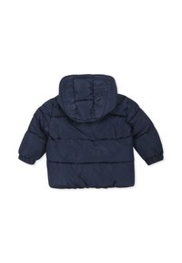 Giacca puffer blu navy con cappuccio, caratterizzata da una texture trapuntata, polsi elasticizzati e una forma squadrata, progettata per calore e comfort.