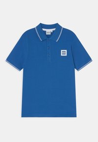 Polo blu in cotone, con colletto classico, tre bottoni e logo del brand bordato di bianco sul lato sinistro del petto.