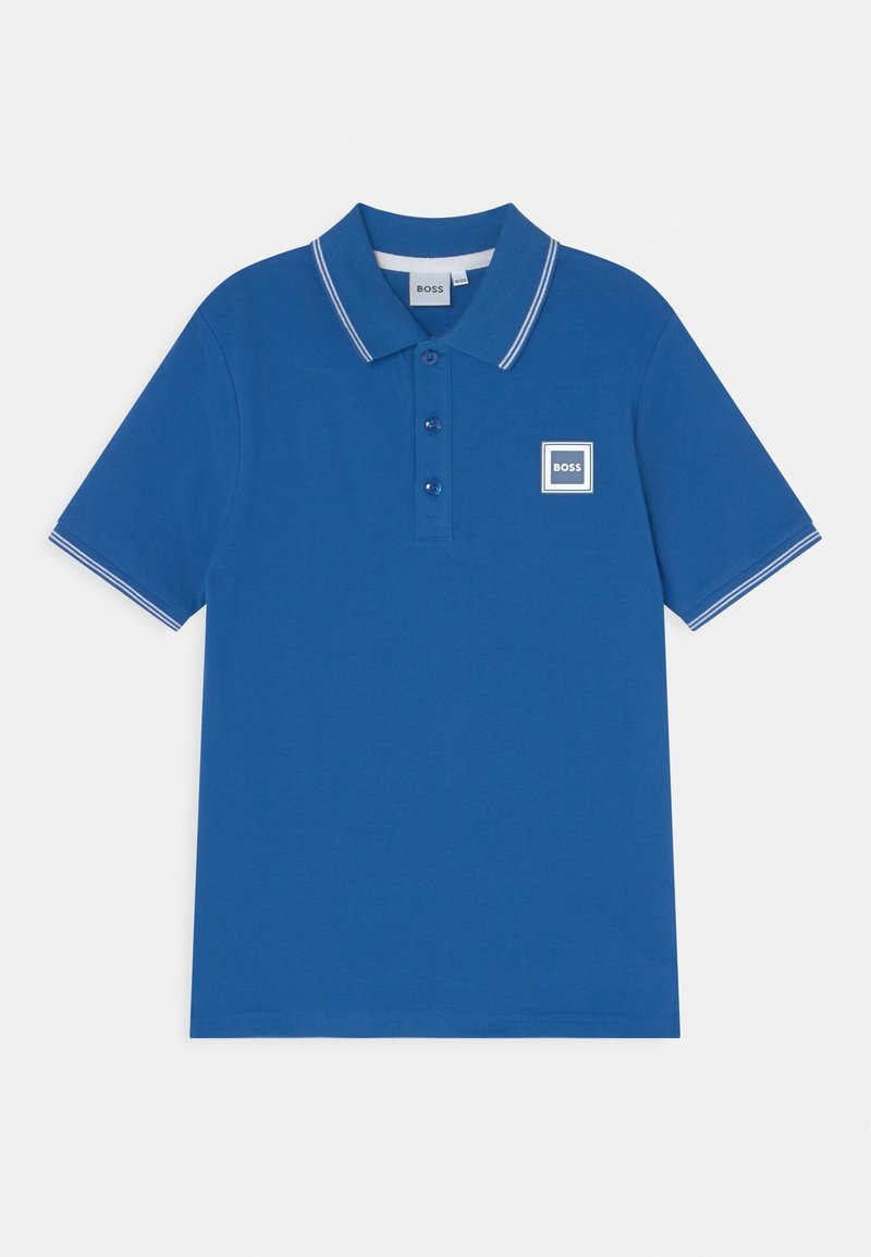 Polo blu in cotone, con colletto classico, tre bottoni e logo del brand bordato di bianco sul lato sinistro del petto.