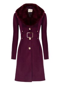 Bordeauxrode jas met een bontkraag, getailleerde vorm, lange mouwen en een taille met ceintuur. Voorzien van gouden knopen en zijzakken.