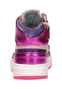 Paarse en roze metallic hoge sneakers met een gladde textuur, witte zool en gevoerde kraag. Voorzien van een zijrits voor gemakkelijk aan- en uittrekken.