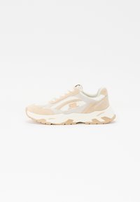 Sneaker beige e bianca realizzata con un mix di materiali scamosciati e a rete, punta rotonda, design stratificato e suola in gomma testurizzata con accenti.