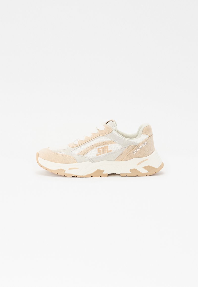 Sneaker beige e bianca realizzata con un mix di materiali scamosciati e a rete, punta rotonda, design stratificato e suola in gomma testurizzata con accenti.