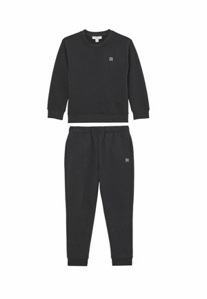 Felpa grigia e pantaloni abbinati realizzati in tessuto morbido. La felpa presenta un collo rotondo e un piccolo logo; i pantaloni hanno una vita elastica.
