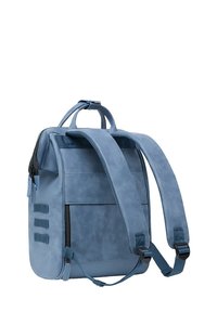 Zaino in pelle blu con spallacci regolabili, design strutturato e tasca con zip. Presenta un manico superiore multidirezionale e accenti laterali.