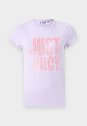 T-shirt violet clair à manches courtes avec « JUST JUICY » en texte pailleté rose brillant sur le devant. Matériau en coton doux.