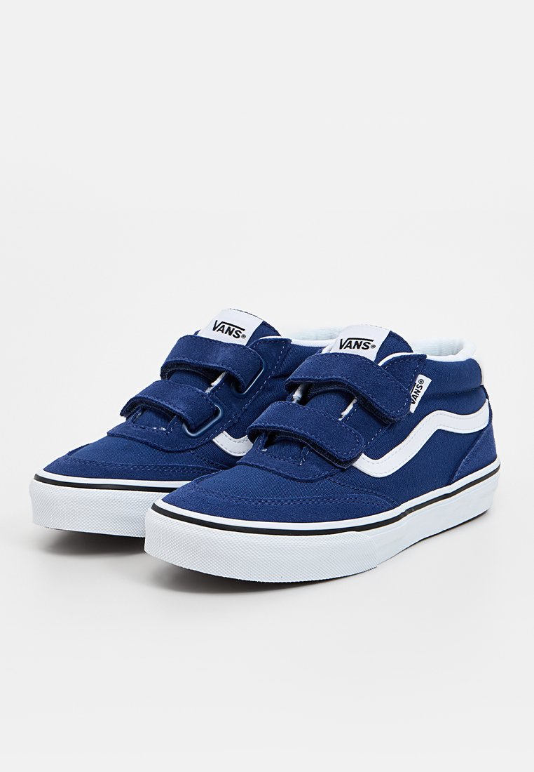 Blauwe canvas sneakers met witte accenten, dubbele klittenbandsluitingen, hoge ontwerp en een rubberen zool met een zwarte streep.