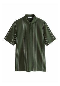 Camisa polo verde de manga corta, con cuello con cremallera y franjas verticales blancas. Tejido texturizado con diseño acanalado.