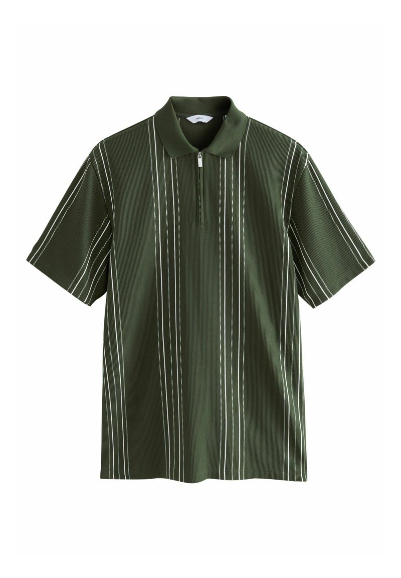 Camisa polo verde de manga corta, con cuello con cremallera y franjas verticales blancas. Tejido texturizado con diseño acanalado.