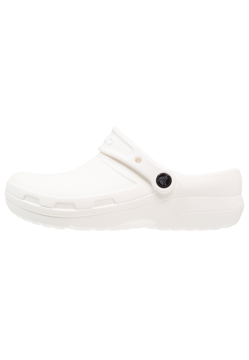 Sabots blancs à bout rond, fabriqués dans un matériau durable. Dotés d'une lanière arrière et de petits trous de ventilation, texture lisse et design léger.