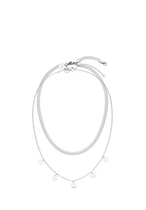 Zwei silberne Halsketten, eine mit einer flachen Kette und die andere mit kleinen runden Scheiben, die an einer dünnen Kette hängen, beide mit Karabinerverschluss.