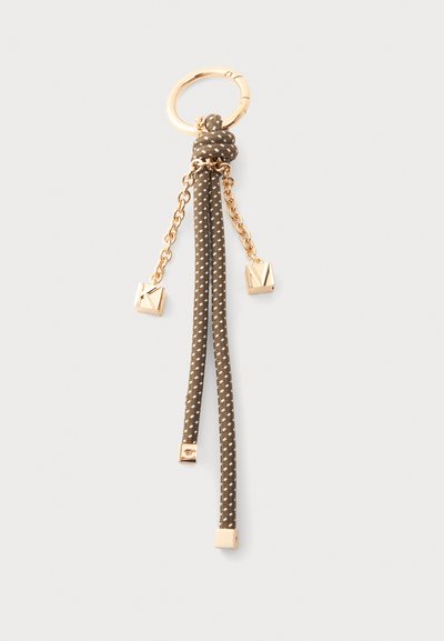 Porte-clés doré avec cordon marron et blanc noué, deux chaînes dorées et des extrémités métalliques en forme de cube suspendues aux cordons et aux chaînes.