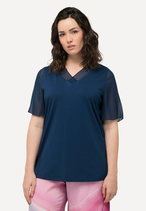Top blu navy con scollatura a V e maniche corte trasparenti, realizzato in tessuto morbido, caratterizzato da una vestibilità comoda e un design minimalista.