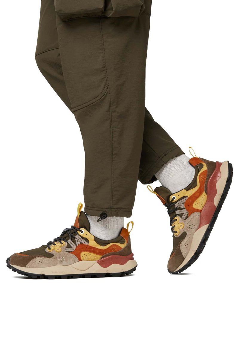 Vícebarevné tenisky vyrobené z mikrofáze a síťoviny, s hnědými, oranžovými a krémovými akcenty, texturovanou podrážkou a robustním designem.