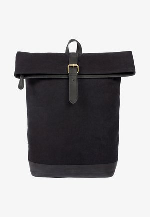 Schwarzer Canvas-Rucksack mit einem Roll-Top-Design, Lederakzenten, Messing-Schnallenhardware und einer glatten Textur an der Basis.