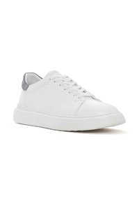 Baskets en cuir blanc avec une finition lisse, accent en daim gris au niveau du talon, bout rond et fermeture à lacets. Semelle en caoutchouc épaisse avec une texture antidérapante.