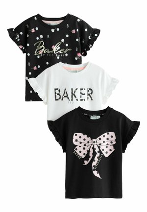 Trzy bluzki dziewczęce z falbanami: czarna w białe kropki i różowe kwiaty, biała z tekstem "BAKER" w kropki oraz czarna z różową grafiką w kropki w kształcie kokardy.