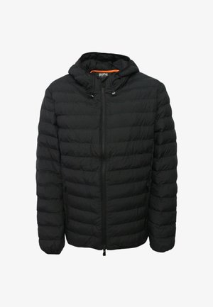 Giacca a vento nera imbottita con cappuccio, caratterizzata da sezioni orizzontali trapuntate, una cerniera frontale e regolazioni con coulisse su cappuccio e orlo.