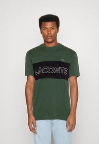 Lacoste COLOR BLOCK - T-shirt con stampa - vert fonce/bleu marine