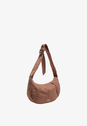 Hnedá látková kabelka cez rameno s nastaviteľným remienkom, zakriveným tvarom, zapínaním na zips a logom "Bimba Y Lola" na prednej strane.