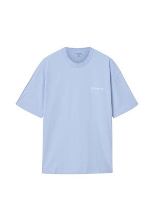 Camiseta azul clara de manga corta con cuello redondo y pequeño logo blanco "ALLSAINTS" en el lado izquierdo del pecho.