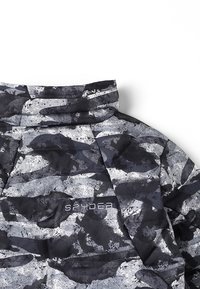 Saka s maskáčovým vzorem s vysokým límcem, vyrobené z texturované látky v odstínech černé a šedé, s logem "SPYDER".